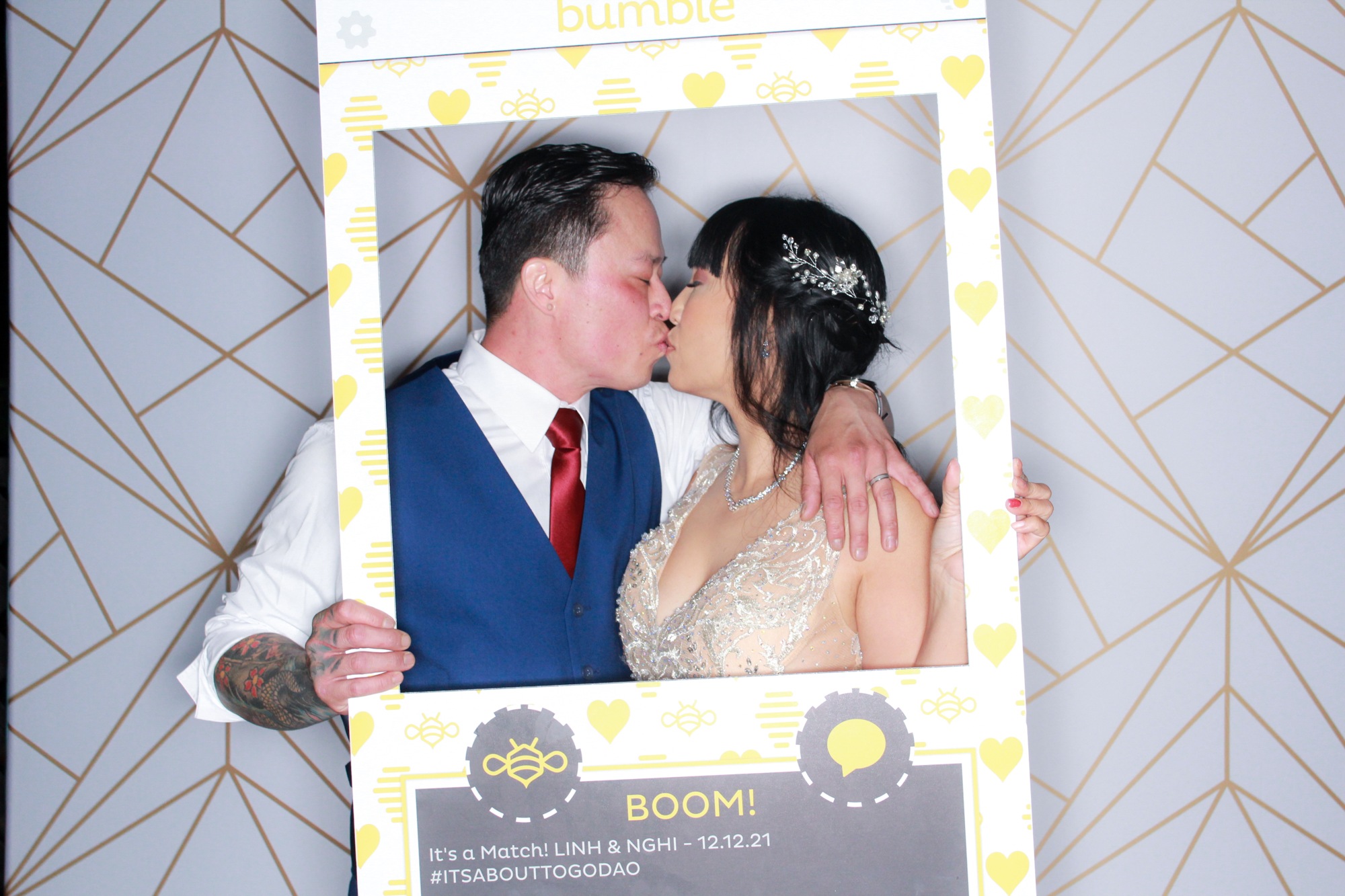 Linh and Nghi kissing at their wedding photo booth